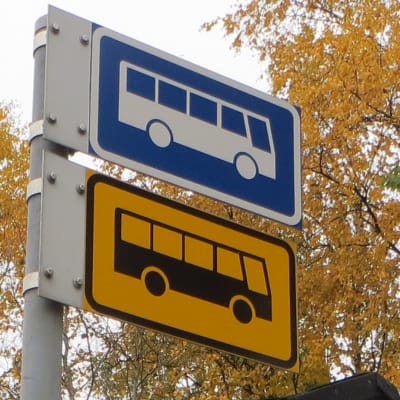 Bussipysäkin kyltti.