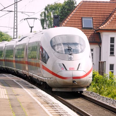 ICE-suurnopeusjuna Bielefeldin asemalaiturilla.