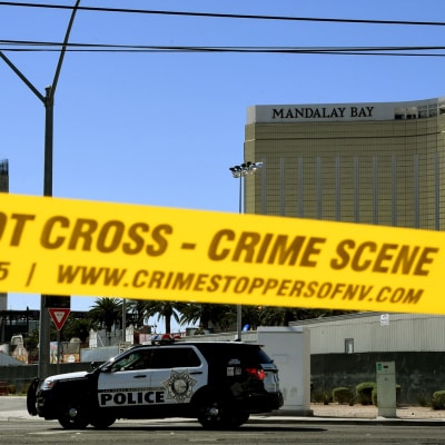 Ammuskelun jäljiltä eristetyn Mandalay Bay -hotellin alue kuvattuna Las Vegasissa 2. lokakuuta. Ampujan ikkuna nähtävissä 32. kerroksessa, oikealla ylhäällä. 