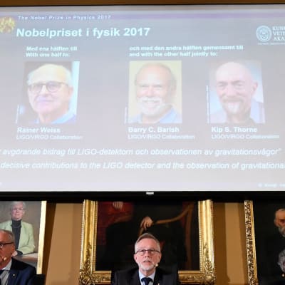 Fysiikan Nobel-komitea julkisti palkinnon saajat Tukholmassa 3. lokakuuta.
