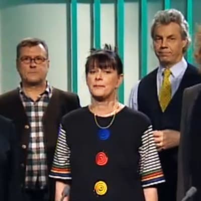 Tapio Lipponen ja Ruuhkasuomenlaulu-kuoron jäseniä.