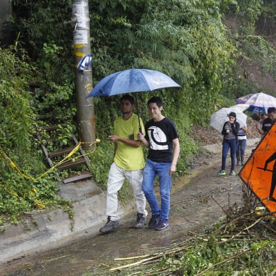 Ihmisiä trooppisen myrskyn Naten tuhoamalla Ajuelitan alueella san Josen lähistöllä Costa Ricassa 5. lokakuuta. 