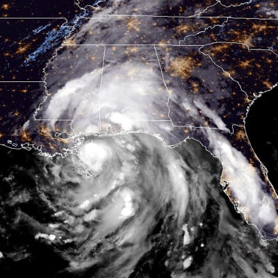 Yhdysvaltain sää- ja valtamerentutkimusorganisaation (NOAA) välittämä sateliittikuva hurrikaani Naten etenemisestä 8. lokakuuta. 