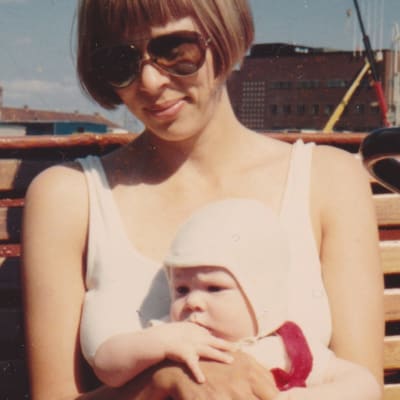 Christine Saarukka med dottern Maria Turtschaninoff i famnen.