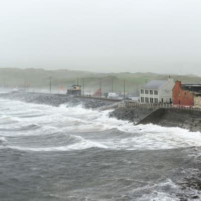Myrskyävä meri Lahinchin kylän edustalla Irlannissa. 
