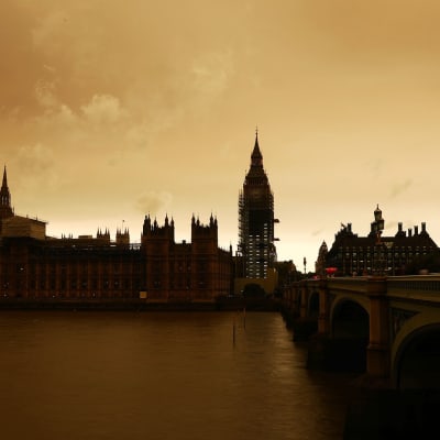 Ophelia-myrskyn aiheuttama punertava sävy Lontoossa.