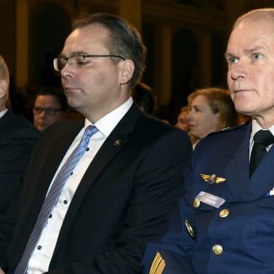 Puolustusvoimain komentaja, kenraali Jarmo Lindberg (oik.) vierellään puolustusministeri Jussi Niinistö (kesk.) Maanpuolustuskurssin avajaisissa Helsingissä 6. marraskuuta 2017.