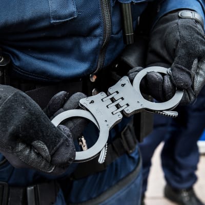 Poliisin käyttämät käsiraudat.