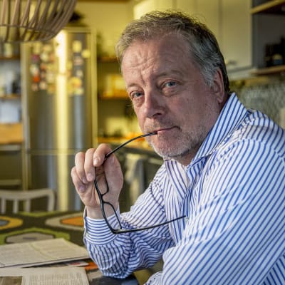 Matti Rönkä. Matti Röngän aamurutiineihin kuuluvat sanomalehdet ja sudoku myös isänpäivänä.