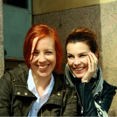 Tutkijat Rose-Marie Peake ja Riikka-Maria Pöllä istuvat Helsingin yliopiston portailla