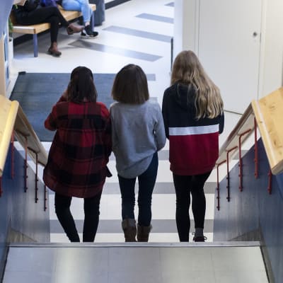 Norssin yläasteen oppilaita kävelemässä portaita.
