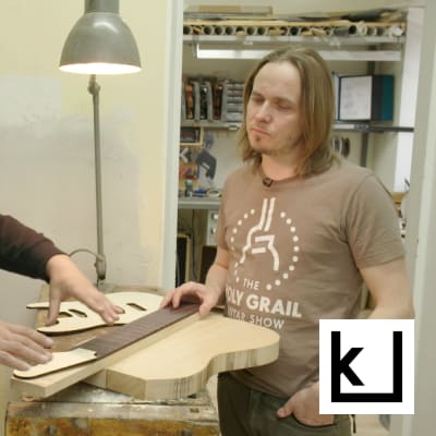 Jonni Roos ja Juha RUokangas keskustelevat kitaraverstaalla.