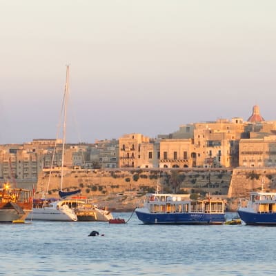 Veneitä Vallettan satamassa.