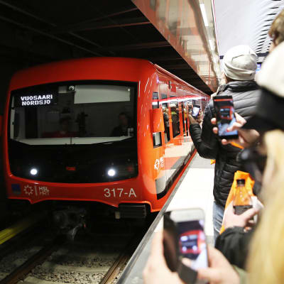 Metro saapuu asemalle.