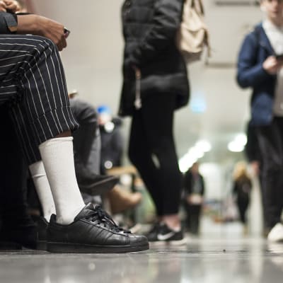 Jyväskylän ammattiopiston käytävä ja oppilaita
