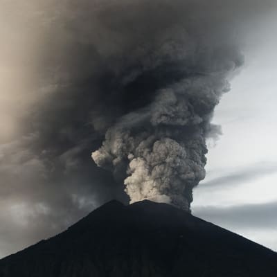Tulivuori Agung syöksee savua.