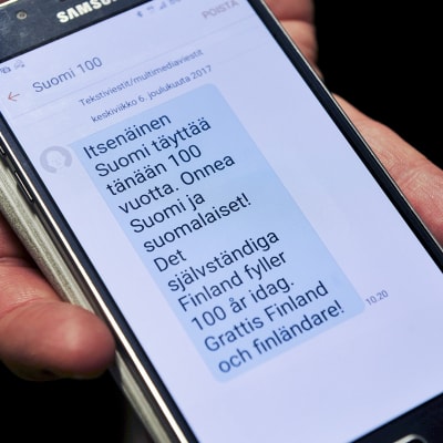 Valtioneuvoston kanslian Suomi 100 -organisaatio lähetti itsenäisyyspäivänä 6. joulukuuta 2017 suomalaisten matkapuhelimiin tekstiviestionnittelun.