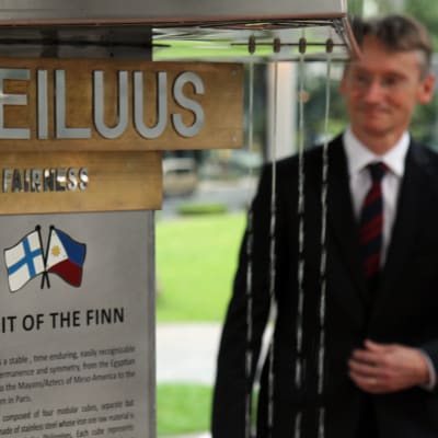 Suomelle rakennettu vesiteos Manilassa.