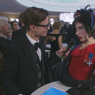 Sofi Oksanen Linnan juhlissa.