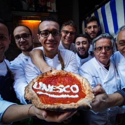 Napolilaiset pizzantekijät riemuitsivat maailmanperintökohteeksi pääsyä.