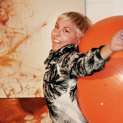 Kuvassa Raisa Foster ja oranssi jumppapallo