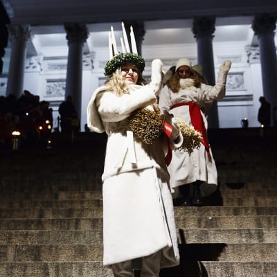 Suomen Luciaksi kruunattu Ingrid Holm lähdössä Helsingin Tuomiokirkosta Lucian kruunajaisista Helsingissä tiistaina 13. joulukuuta 2016.