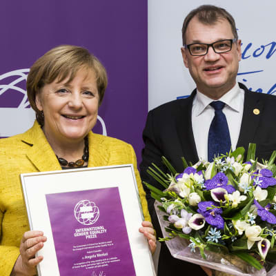 Angela Merkel sai Suomen ensimmäisen kansainvälisen tasa-arvopalkinnon. Merkel osallistui torstaina 14. joulukuuta EU-huippukokoukseen Brysselissä, jossa pääministeri Juha Sipilä julkisti palkinnonsaajan.