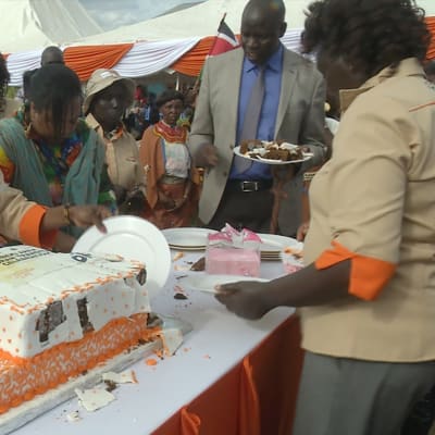 Kakun paloittelua kenialaisessa juhlassa, jossa juhlittiin Meibekin aluekehitysohjelman päättymistä