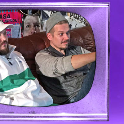 Pyhimys ja Kasperi Laine katsovat videoita