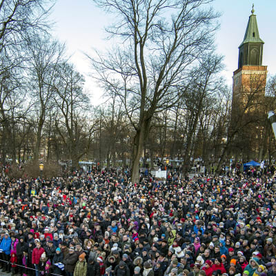 Joulurauha julistettiin Vanhalla Suurtorilla Turussa jouluaattona 24. joulukuuta 2017.