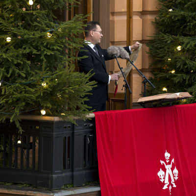 Turun kaupungin protokollapäällikkö Mika Akkanen julistaa joulurauhan Turussa jouluaattona 24. joulukuuta 2017.