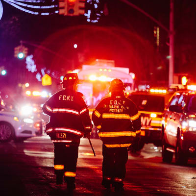 Palomiehiä kadulla Bronxissa, New Yorkissa.