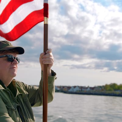 Ohjaaja Michael Moore etsii ratkaisuja Yhdysvaltain ongelmiin. Hän vierailee dokumentissaan mm. Suomessa. 