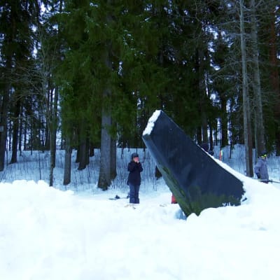 Laskettelijoita urbaanissa ympäristössä.