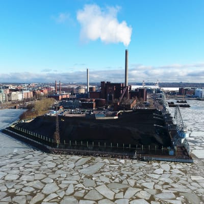 Hanasaaren voimalaitos ja hiilikasa Helsingissä.