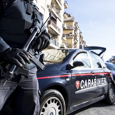Aseistettuja italialaisia poliiseja.