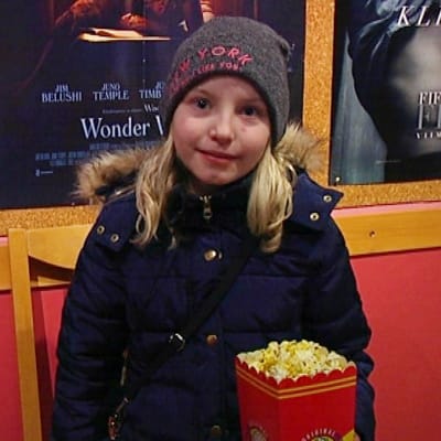 flicka med popkorn
