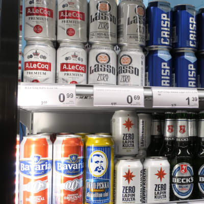 Alkoholittoman oluen tölkkejä ja pulloja kaupan kylmäkaapissa.