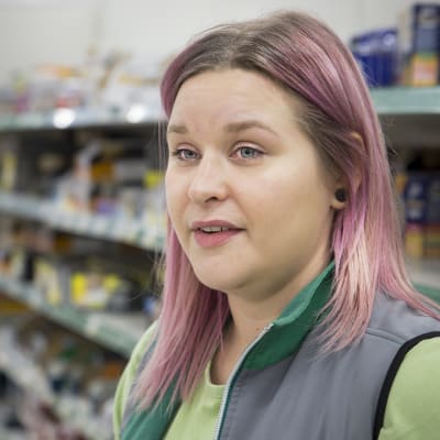 Katja Limmer arbetar natt på Prisma i Kaari i Helsingfors. 