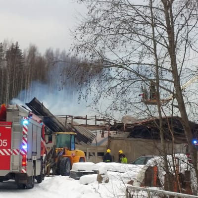 Suomen Kivivalmisteen teollisuushalli tuhoutui kokonaan tulipalossa.