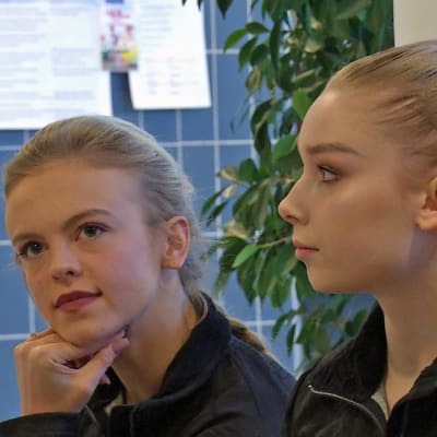 Konståkarna Emmi Peltonen och Viveca Lindfors på ett presstillfälle.