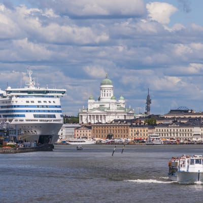 Helsinki nähtynä mereltä kauniina kesäpäivänä.