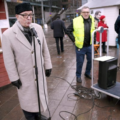 Paavo Väyrynen kampanjoi viimeisenä päivänä ennen vaaleja Helsingin Narinkkatorilla lauantaina