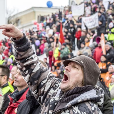 mies huutaa mielenosoituksessa Helsingin Senaatintori 2.2.2018