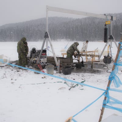 Puolustusvoimat nostavat räjähteitä Kuopion Savilahdesta talvella 2018