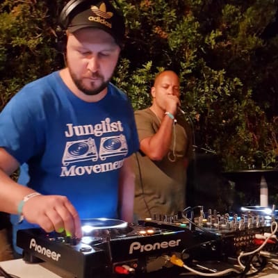 Dj:h Glenn Grip vid mixerbordet