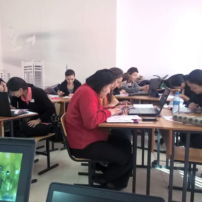 Kazakstanilaiset sairaanhoitajaopiskelijat työskentelevät luokassa.