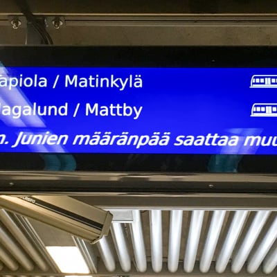 Helsingin metron infotaulu Rautatieaseman metroasemalla 21.2.2018.