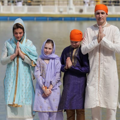 Kanadan pääministeri Justin Trudeau perheineen Amritsarissa, Intiassa.