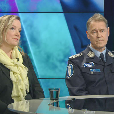 Astudio studiovieraina Aino Viertola ja Seppo Kolehmainen.